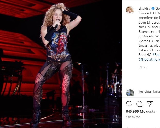 Durante “El Dorado World Tour”, Shakira aportó por un estilo más roquero, con brillo y pantalones con transparencias.