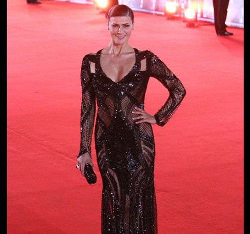 Tonka Tomicic sorprendió con este atrevido vestido en la Gala del Festival de Viña del Mar en 2015. Si bien algunos recordaron el vestido que Cecilia Bolocco lució hace algunos años también en la Gala festivalera con unas audaces transparencias, lo cierto es que la conductora de “Bienvenidos” dejó a muchos sin palabras. Lució sensacional pese a que a última hora cambió de idea y eligió este atuendo con la ayuda de Sarika Rodrik.
