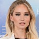 Jennifer Lawrence demuestra el poder que tienen los looks más sencillos al caminar por la calle