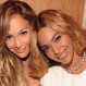 Beyoncé y JLo han usado los mismos recursos de la moda: En este duelo de estilo de divas, ¿con quién te quedas?