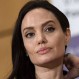 Angelina Jolie luce un estilo gótico con este espectacular vestido negro cruzado al salir con su hija