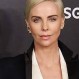 Charlize Theron disfruta del sol en un yate con este traje de baño con estampado de leopardo