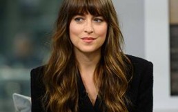 Dakota Johnson demostró que es una experta a la hora de causar sensación en una alfombra roja: Así lució con plumas