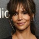 Halle Berry se atrevió con un estilo poco usado en una alfombra roja: Actriz apostó por colores y estampados