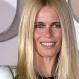 Claudia Schiffer sabe cómo destacar y lo hizo con este fascinante vestido de perlas