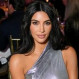 Kim Kardashian utiliza innovadores pantalones de cuero estilo vaqueros y genera revuelo