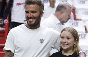 Hija Menor De Victoria Y David Beckham Apost Por Vestido Lencero En La