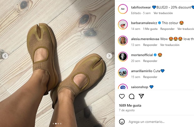 Tabi de la firma Maison Margiela se convirtieron en protagonistas. Sus diseños con la separación en el calzado entre el dedo gordo y el resto de los dedos se ganaron el apodo de “zapatillas feas”. Sus bailarinas negras acharoladas fue producto más buscado y viralizado en moda y lujo de este año. Figuras como Rosalía, Dua Lipa, Zendaya, Cardi B y el clan Kardashian, fueron algunos de los rostros que lucieron un par de “Tabis”.
