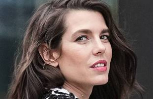 Carlota Casiraghi se protege del frío con icónico abrigo de Channel Un