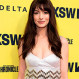Anne Hathaway se atrevió con jeans con brillos y una camiseta blanca en desfile de Ralph Lauren
