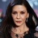 Catherine Zeta-Jones deslumbró con estilo gótico en la premiere de “Wednesday 2”