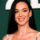 Katy Perry deslumbra en París con un sofisticado peinado y una mini que redefine el poder femenino
