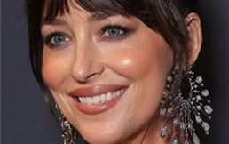 Dakota Johnson da lecciones de cómo llevar la falda midi y unas ballerinas