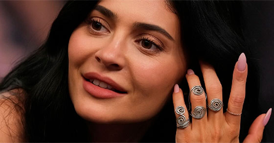 Kylie-Jenner-plumas-1