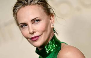 Charlize Theron lució un impecable look verde esmeralda y demostró por qué es icono de estilo