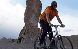 Conozca San Pedro de Atacama sobre una mountainbike
