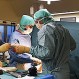 Mujer vivió una pesadilla por negligencia médica: Botó un guante de látex y algodón