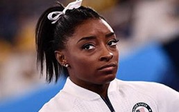 Simona Biles: Las grandes golpes que han marcado su vida y su brillante carrera