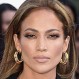 Jennifer López fue captada con un inmaculado traje blanco y braless