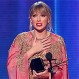 Taylor Swift tuvo un gesto humano y aplaudido para una fan muy golpeada por la crisis