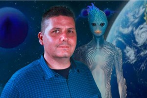 Foto: Corey Goode. De fondo uno de los seres con que supuestamente tuvo contacto. /spherebeingalliance.com/
