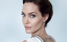 Angelina Jolie, fotografiada en modo braless y botas al mejor estilo “gladiador”