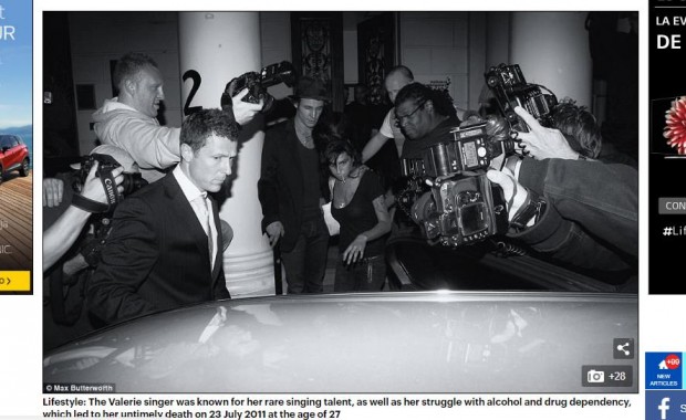 Amy Winehouse, fallecida en 2011, a la salida de una fiesta junto a su marido / Captura www.dailymail.co.uk