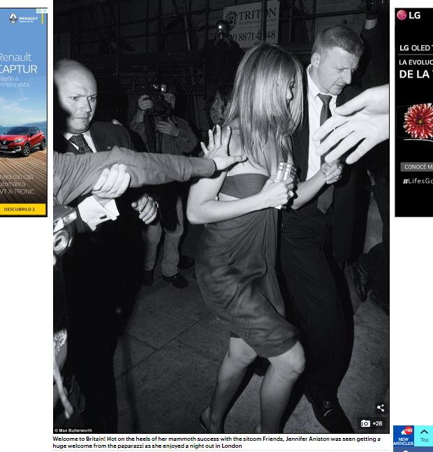 Jennifer Aniston, luego de una noche agitada, parece no querer que le vean el rostro / Captura www.dailymail.co.uk