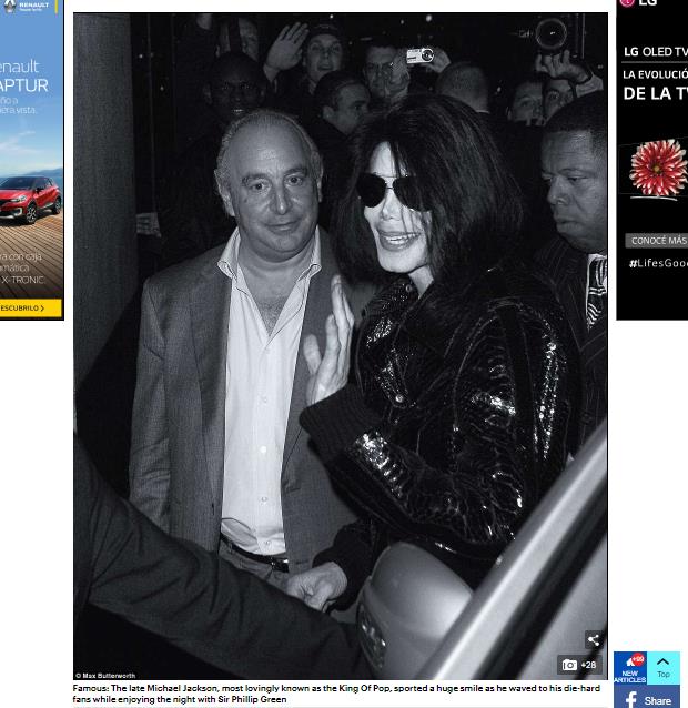 Michael Jackson, sonriendo a sus fans detrás de unos lentes oscuros / Captura www.dailymail.co.uk