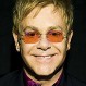 Sir Elton John es llevado en andas para poder subirlo a un bote: Difícil momento para sus guardespaldas