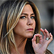 Fotos de paparazzis muestran la tonificada figura de Jennifer Aniston junto a una piscina
