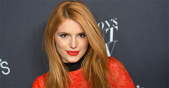 Bella-Thorne-besa-mujer-1