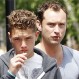 Sorprenden al hijo de Jude Law con misteriosa sustancia en carnaval de Notting Hill