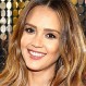 Jessica Alba bebe directo de la botella y los paparazzis registran el poco glamoroso momento