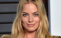 Margot Robbie causa sensación con vestido de seda blanco en proyección de la cinta “Las Dos Reinas”