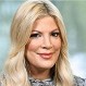 El bochorno de Tori Spelling: Se enojó por llegar atrasada a un evento y perderse la alfombra roja