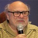 Danny DeVito sufre aparatosa caída: El actor presentaba la cinta “Dumbo”, pero un mal cálculo lo dejó en el suelo