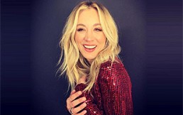 Kaley Cuoco captada en total relax con tenida ideal para las altas temperaturas
