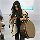 Kim Kardashian es captada con una simple camiseta “oversize”, pero todos se fijan en su costosa cartera de metal