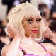 Lady Gaga sufre bochornosa caída en frente de los paparazzis y luego sonríe para las cámaras: Siempre digna