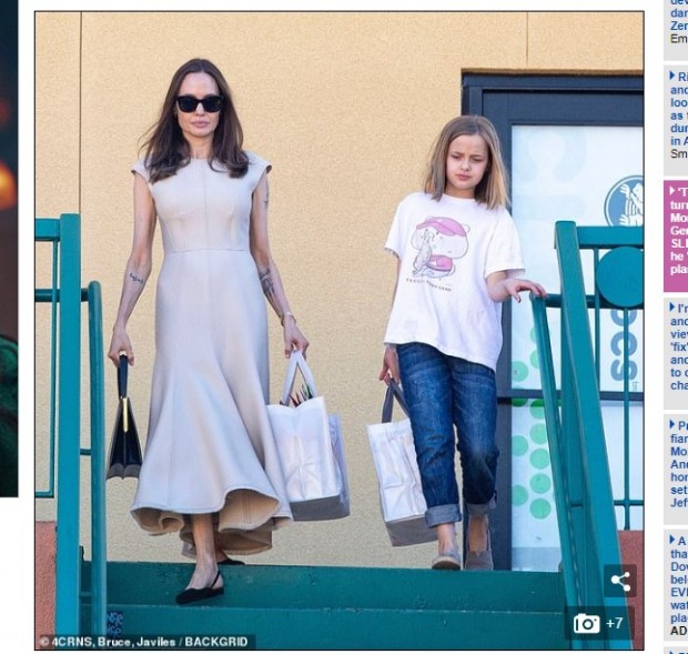 Angelina Jolie llevó puesto un vestido sin mangas, que dejó ver los tatuajes en sus brazos / Captura www.dailymail.co.uk