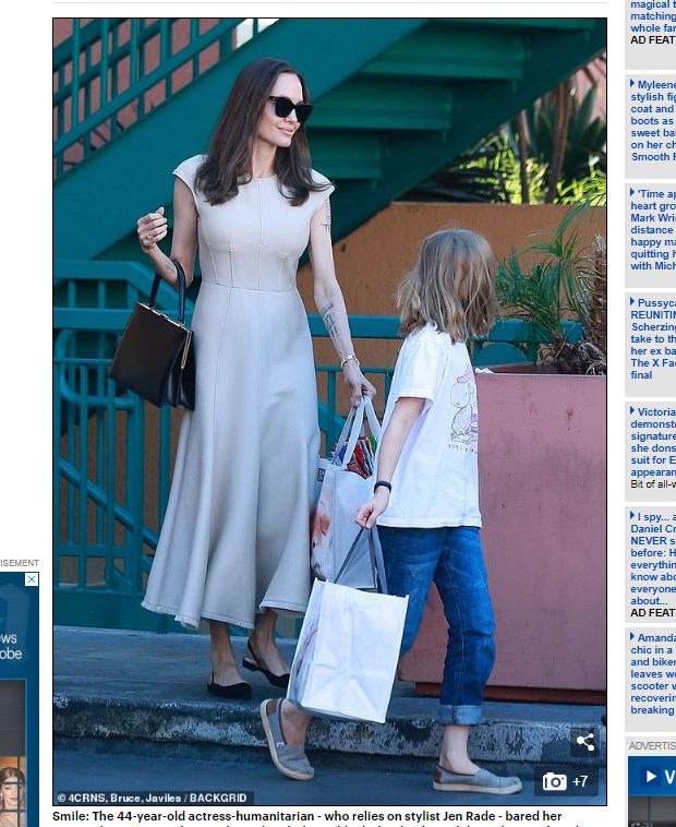 La actriz de "Maléfica", sonriente junto a su hija Vivianne / Captura www.dailymail.co.uk