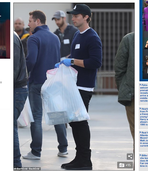 Patrick Schwarzenegger, con una bolsa de comida para entregarles a las personas sin techo / Captura www.dailymail.co.uk