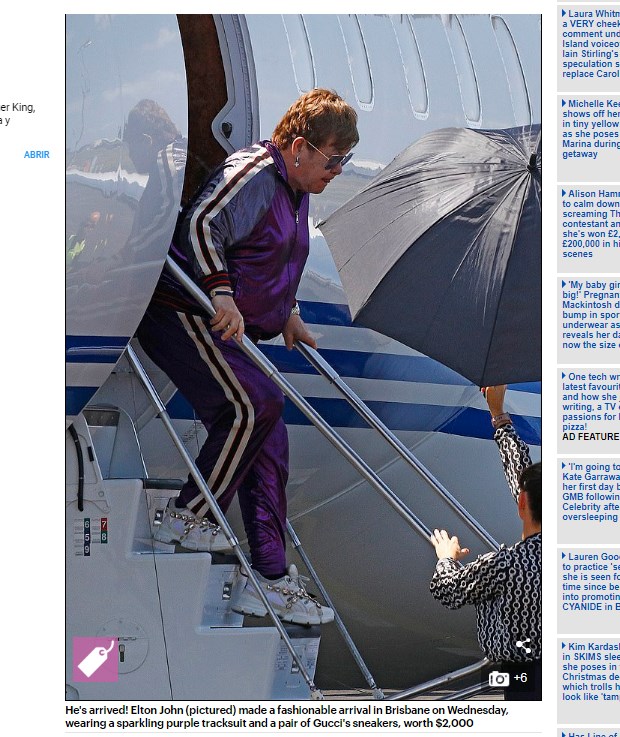 Elton John baja de su jet privado calzando unas increíbles zapatillas / https://www.dailymail.co.uk