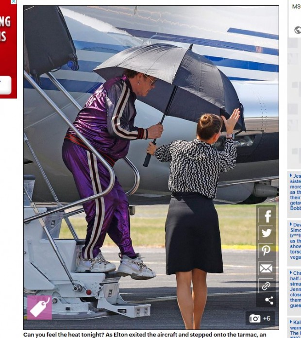 El músico, a quien una asistente lo ayudó a cubrirse del sol, completó el look con una campera púrpura / Captura www.dailymail.co.uk