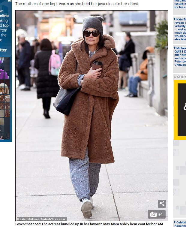 Visiblemente afectada por el frío, la actriz se abrigó con un tapado estilo "Teddy Bear" / Captura www.dailymail.co.uk