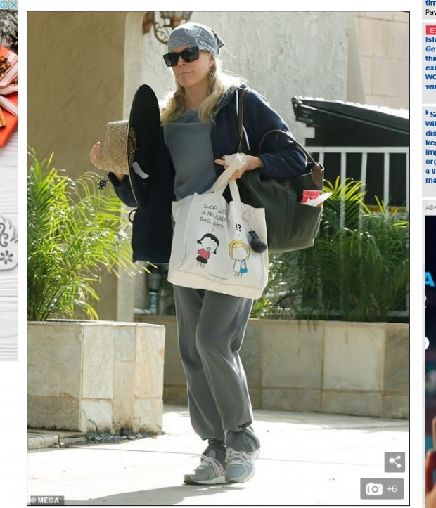 La actriz y modelo llevó un pañuelo en la cabeza que hizo complejo saber que era ella / Captura www.dailymail.co.uk