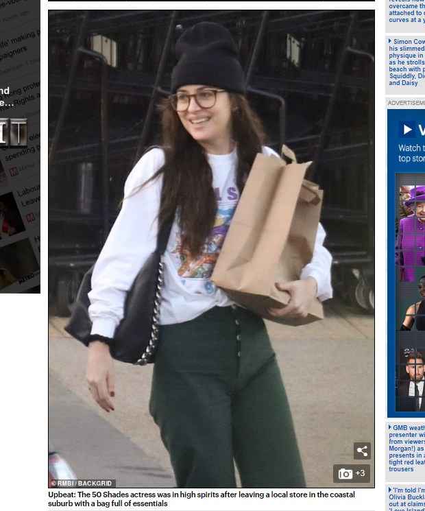 Dakota Johnson fue captada haciendo las compras / Captura www.dailymail.co.uk