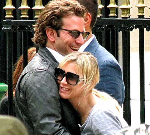 Bradley Cooper y Renée Zellweger, cuando estaban juntos / www.lacosarosa.com