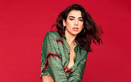 Dua Lipa es fotografiada en la intimidad de su casa rodante, en un alto de la grabación de su nuevo videoclip